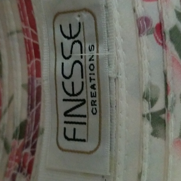 Pretty floral hat - Picture 4 of 7